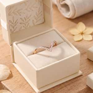 Bague Chevron Moderne et Élégante en Or Rose 14K avec Diamant de Laboratoire, Bague en V avec Diamant, Alliance Courbe Empilable, Bijoux Fins - Product Image 3
