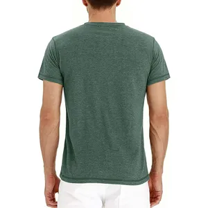 เสื้อยืดแขนสั้นสีเขียวเข้มสำหรับผู้ชาย ทรงปกติ ผ้าเจอร์ซีย์คอตตอน สีพื้น ระบายอากาศได้ดี คอกลม น้ำหนัก 200 กรัม โลโก้ด้านหน้า - Product Image 2