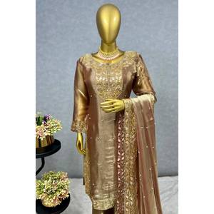 Ensemble haut et bas en soie brodée avec sequins, avec dupatta et chikku - Product Image 3