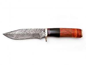 Couteau utilitaire artisanal en acier Damas à pointe tombante, manche en bois segmenté et corne, garde en laiton, outil de terrain - Product Image 1