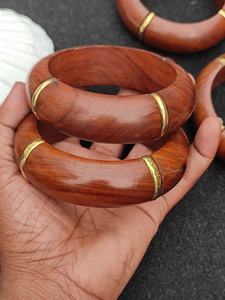 Bracelet en bois artisanal NEHA ENTERPRISES avec des motifs géométriques/fantaisistes/vintage/floraux - Bijoux ethniques pour femmes - Product Image 5