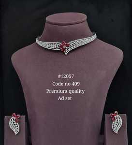 Collier ras du cou vintage 12057 en zircon cubique de qualité supérieure, plaqué rhodium, motif feuille et couronne, idéal pour les bijoux de mariage et les soirées. - Product Image 5