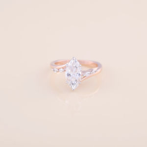 Anillo de Compromiso con Diamante Cultivado en Laboratorio de Corte Marquesa de 1.30CT |   Anillo de Oro Blanco y Amarillo de 9K con Certificado IGI, Chapado en Rodio - Product Image 1