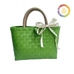 Bolso de mano pequeño de plástico tejido vibrante y colorido para niños - Product Image 4
