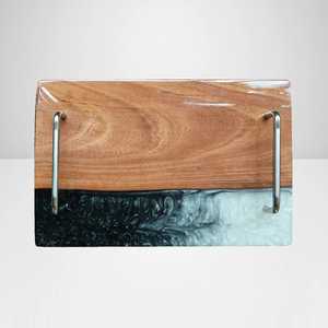 Plateau de service en bois d'acacia à bords naturels et résine époxy avec poignées métalliques de qualité supérieure pour cuisine et salon contemporains - Product Image 5