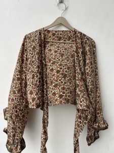 Haut Cache-Cœur Hippie Bohème Vintage en Soie avec Manches Cloche et Nœud, Style Rétro Éco-responsable et Esthétique Spirituel - Product Image 2