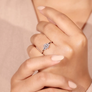 Bague de fiançailles de luxe en or 14K 18K avec trois pierres de diamant de laboratoire taille émeraude certifiées VVS2, bague solitaire de mariée pour elle - Product Image 1