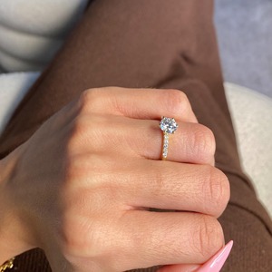 แหวนหมั้นเพชรทรงกลมเจียระไนแบบบริลเลียนท์เคลือบทองคำขาว 18K สำหรับผู้หญิง สไตล์คลาสสิก - Product Image 4