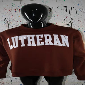 Sudadera LUTHERAN BROWN con cuello alto, 100% BLANCA, con apliques bordados, cuello ancho, hilos finos. - Product Image 1