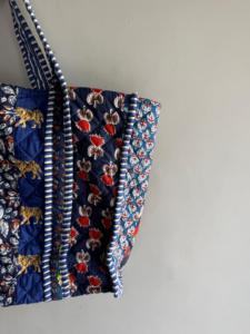 Sac fourre-tout matelassé patchwork avec imprimé floral et motif tigre, poignées rayées bleues, tissu tissé 100% coton - Product Image 4
