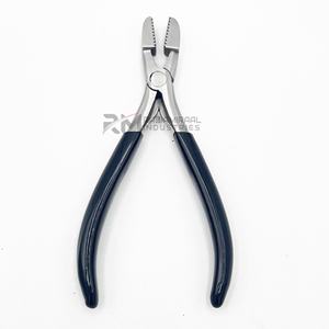 Pince de qualité supérieure RMI, acier inoxydable, embout argenté et poignée noire, finition mate. - Product Image 1