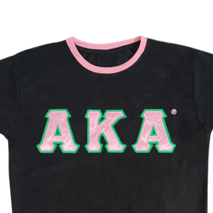 Camiseta AKA Black Ringer con Ribete Rosa y Letras Griegas Bordadas, Camiseta Casual para Mujer en Color Negro y Rosa - Product Image 5