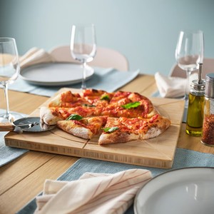 Planche à découper carrée en bois gravée au laser avec guide pour tranches de pizza, idéale pour restaurants, fabrication OEM au Vietnam - Product Image 5