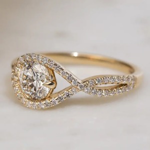 Nouvelle conception, bague de fiançailles et de mariage en argent 925 plaqué or jaune avec halo de moissanite taille ronde pour femme, provenant d'un fournisseur indien - Product Image 3