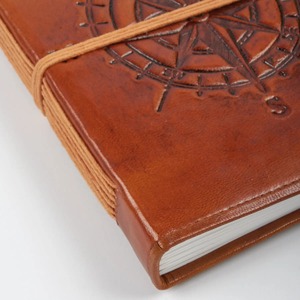 Carnet en cuir à couverture rigide, rose de la boussole en relief, style vintage, fait main, avec papier recyclé artisanal, idéal pour un cadeau - Product Image 3