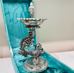 Candelabro Imperial Mayur de Aluminio Plateado, Caja de Terciopelo de Lujo, Hecho a Mano para Celebraciones, Elegancia Divina, Estilo Real - Product Image 1