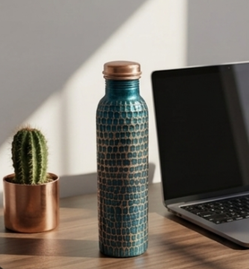Botella de agua minimalista de cobre con patrón azul cobre de lujo, botella ecológica, elegante para uso diario, cocina y viajes. - Product Image 1