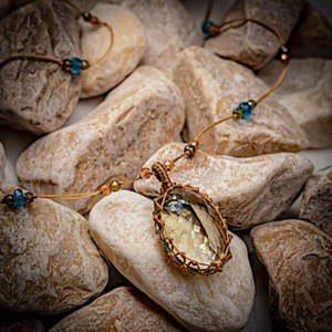 Collar con Colgante de Macramé de Citrino Hecho a Mano |   Piedra facetada de color amarillo dorado, joyería curativa estilo bohemio - Product Image 1