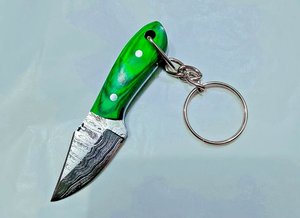 Couteau miniature artisanal à lame fixe en acier Damas avec poignée en bois et trou pour cordon, outil de camping de qualité industrielle OEM - Product Image 2