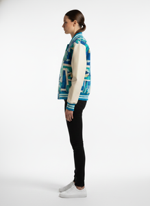 Chaqueta Varsity con Capucha para Mujer, Hecha a Medida, con Mangas de Tela de Lana, Diseño Invernal Resistente al Viento y Ecológico - Product Image 4