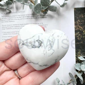 Décoration en forme de cœur en cristal de howlite pour la guérison - Product Image 5