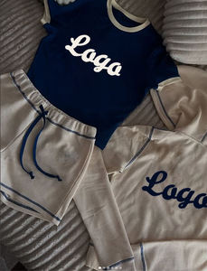 Conjunto de dos piezas de punto gofrado para mujer, con sudadera corta con cremallera y pantalones cortos de cintura alta. - Product Image 5