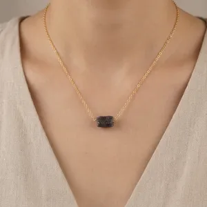 Collier en cristal de saphir bleu naturel brut, chaîne fine, fait main, fermoir mousqueton, pour usage quotidien, chaîne réglable - Product Image 2