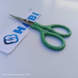 Ciseaux de manucure pour droitiers à lame en acier inoxydable, pointe arrondie, manche vert brodé, logo personnalisé - Product Image 6