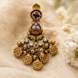 Ensemble de collier choker Kundan en argent massif traditionnel avec pierres multicolores, perles en forme de pièces de monnaie et boucles d'oreilles assorties - Product Image 3