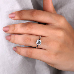 Anillo de diamante cultivado de laboratorio redondo en oro blanco Ajuste de punta de doble Garra Para compromiso Anillo de aniversario Regalo de promesa para ella - Product Image 5