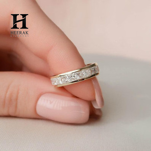 Anillo de Eternidad Personalizado de Oro de 14K con Diamantes Cultivados en Laboratorio con Corte Baguette, Certificado IGI, VVS EF, Brillante, para Mujer - Product Image 1