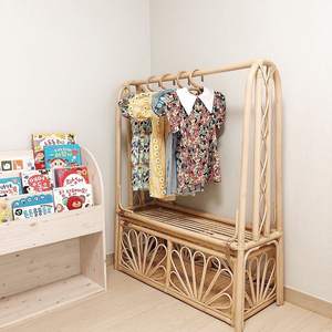 Porte-vêtements en rotin tressé pour boutique de détail, prix abordable, fabrication artisanale. - Product Image 2