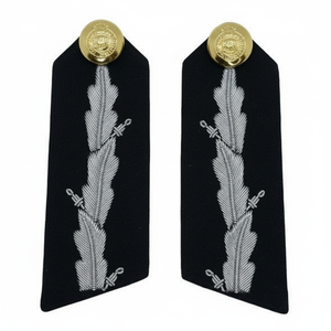 Écussons de gorgette brodés à la main sur tissu noir avec attaches en fil d'argent de haute qualité - Product Image 5