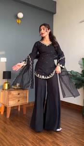 Conjunto de diseñador listo para usar: Top de seda crepé natural con bordado de lentejuelas de 5 mm, pantalón palazzo con corte Kali y dupatta. - Product Image 1