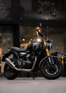 MOTO TRIUMPH "SPEED 400" avec échappement double rouge et noir, finition argentée, avec plaque d'immatriculation 400 - Product Image 4