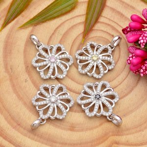 จี้เพชรคิวบิกเซอร์โคเนียรูปดอกเดซี่สไตล์วินเทจจาก NIKHIL GEMS ทำด้วยมือจากเงินแท้ 925 พร้อมใบรับรองจากผู้เชี่ยวชาญสำหรับผู้หญิง - Product Image 1