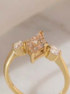 Anillo de compromiso vintage de moissanita con engaste de garra, tres piedras de corte cometa, diamantes laterales, punta en V cónica, para plata de ley 925 certificada - Product Image 2