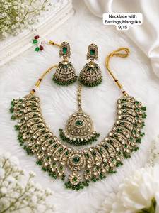 Parure de bijoux ethniques Kundan haut de gamme pour femme, comprenant un collier, des boucles d'oreilles et un Maang Tikka, en alliage de zinc plaqué or antique, idéale pour les mariages. - Product Image 4