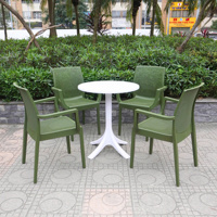 Fauteuils d'extérieur modernes et portables en plastique moulé massif vert, avec accoudoirs en maille carrée – Imperméables, confortables, empilables et écologiques