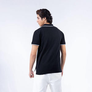 เสื้อเชิ้ตผู้ชายสีดำล้วน ผ้าเจอร์ซีย์ คอเสื้อตัดต่อแต่งขอบ แขนสั้น แห้งเร็ว ระบายอากาศได้ดี ผลิตจากโพลีเอสเตอร์ รับสกรีนโลโก้ สวมใส่สบายๆ ขายส่ง - Product Image 6