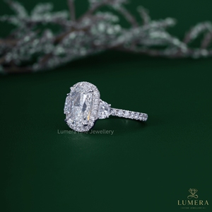 Anillo de compromiso con halo de diamantes cultivados en laboratorio de corte cojín de 5.34 quilates, oro blanco de 14 quilates, pavé de tres piedras, anillo de boda para mujer - Product Image 4