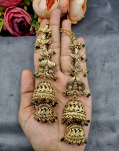 Boucles d'oreilles Jhumka en cristal perlé à double dôme avec chaînes de cheveux intégrées, idéales pour les mariages et les occasions festives – Vente en gros - Product Image 1