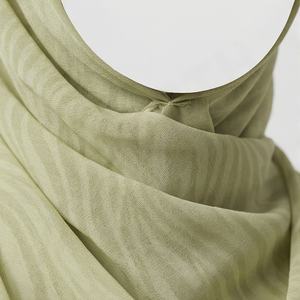 Hijab en voile de coton pour femmes musulmanes, motif léopard, série de couleurs personnalisées, très vendu, doux, respirant, couvre-chef de qualité supérieure pour un usage quotidien - Product Image 4