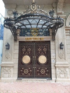 Porte d'entrée en fer forgé à double battant de style européen Khang Hung Phat, revêtement poudré, durable, design orné - Product Image 1