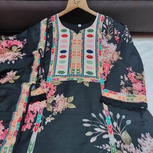 Traje Pakistaní para Mujer Color Marfil con Estampado Digital, Bordado de Lentejuelas y Detalles de Encaje, Estilo Moderno para Fiestas - Product Image 4