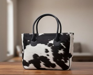 Bolso tote de cuero vacuno con pelo blanco y negro para mujer, hecho a mano, estilo occidental, bolso de hombro. - Product Image 2