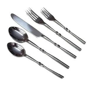 Ensemble de couverts en métal au fini miroir élégant, parfait pour les dîners formels et les présentations de table raffinées - Product Image 2