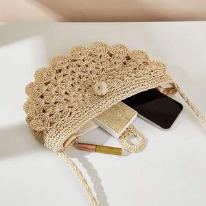 Añade un toque de gracia rústica con este hermoso bolso de hilo natural con una silueta de solapa curva y un asa delicada. - Product Image 3