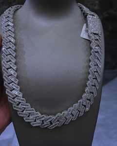 Collier chaîne cubaine Chevron de luxe entièrement sertie de moissanite VVS, bijou statement Hip Hop, accessoire cadeau unisexe haut de gamme - Product Image 1