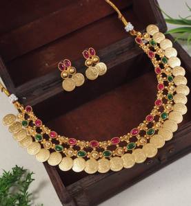 Conjuntos de joyería tradicional del sur de la India, collares chapados en oro mate con pendientes Jhumkas, joyería étnica para novias y bodas. - Product Image 2